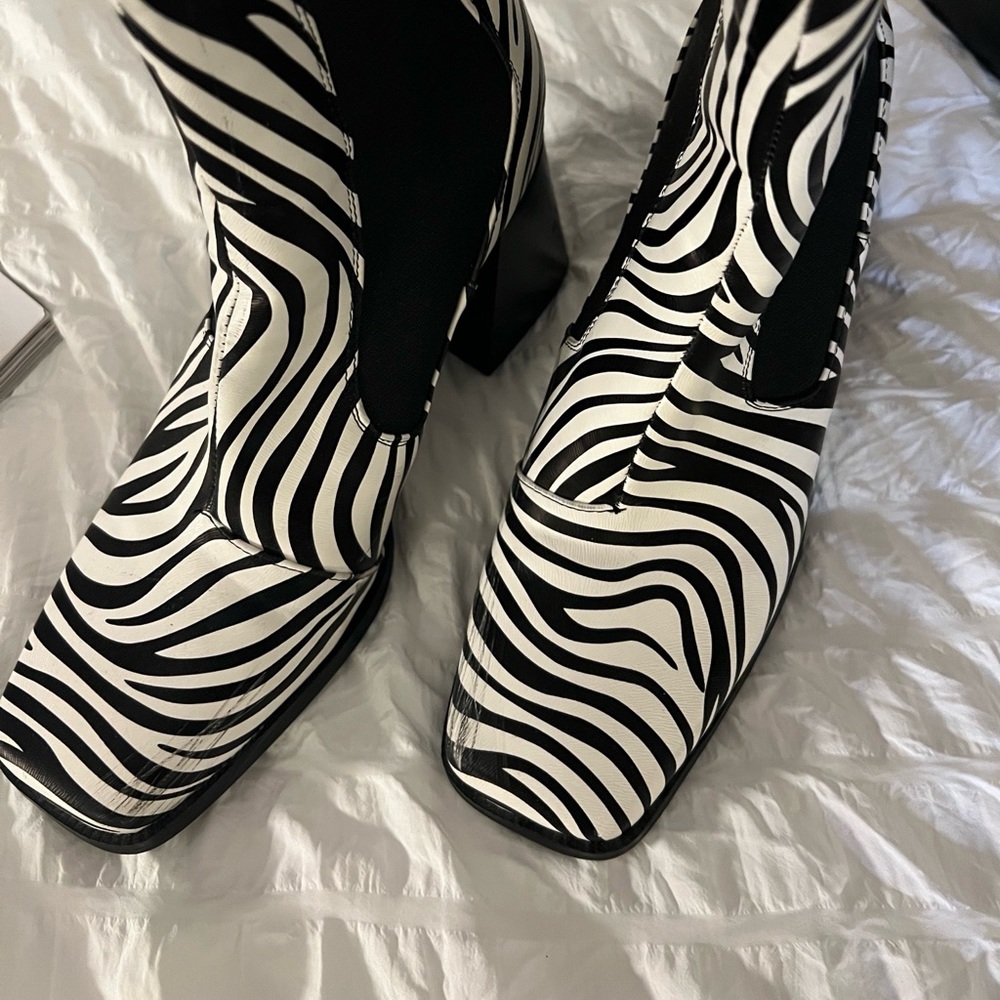 Zebra Faux Leather Heeled Chelsea Boots S05 - Picture 11 of 11